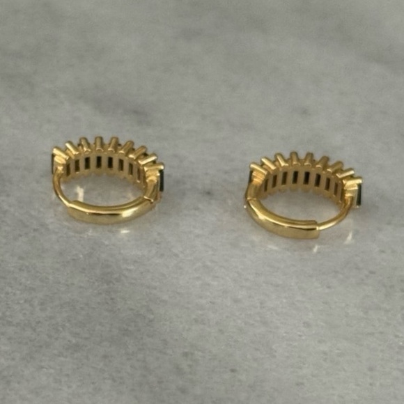 Gold Blck Crystal Chunky Huggie Hoop Earrings 

Brand New - Picture 3 of 5